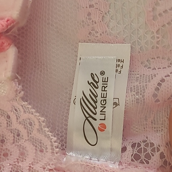 Lingerie - Picture 3 of 7